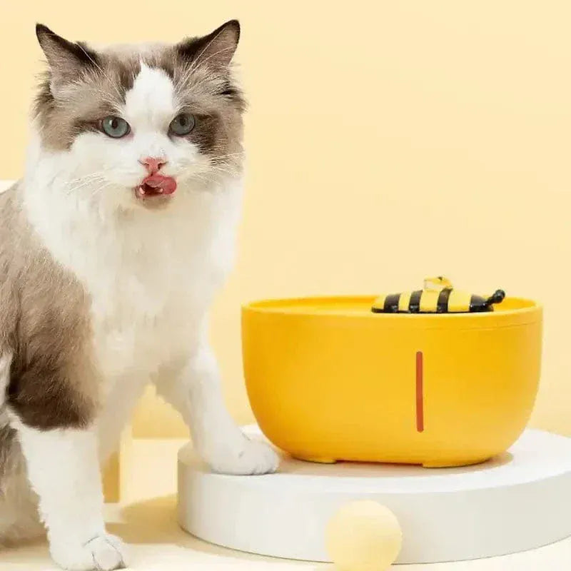 Bee-shaped cat water fountain