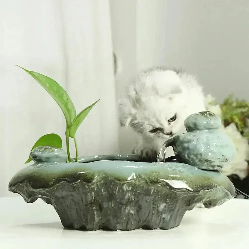 Frog-shaped cat water fountain